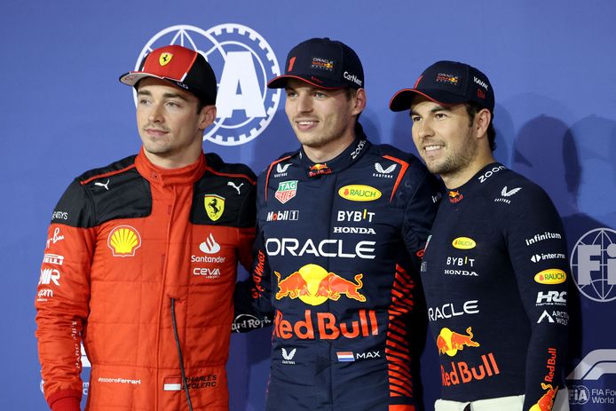 Max Verstappen (midden) geflankeerd door Charles Leclerc (links) Sergio Pérez.