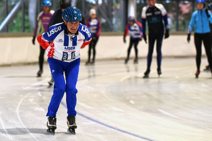 BREDA/OOSTERHOUT - Goof Huijben is op zijn 81e nog steeds actief trainer bij IJSCO in Oosterhout. Maandag begon het schaatsseizoen weer en Goof was erbij.
