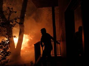 Le feu embrase des villages aux portes d’Athènes