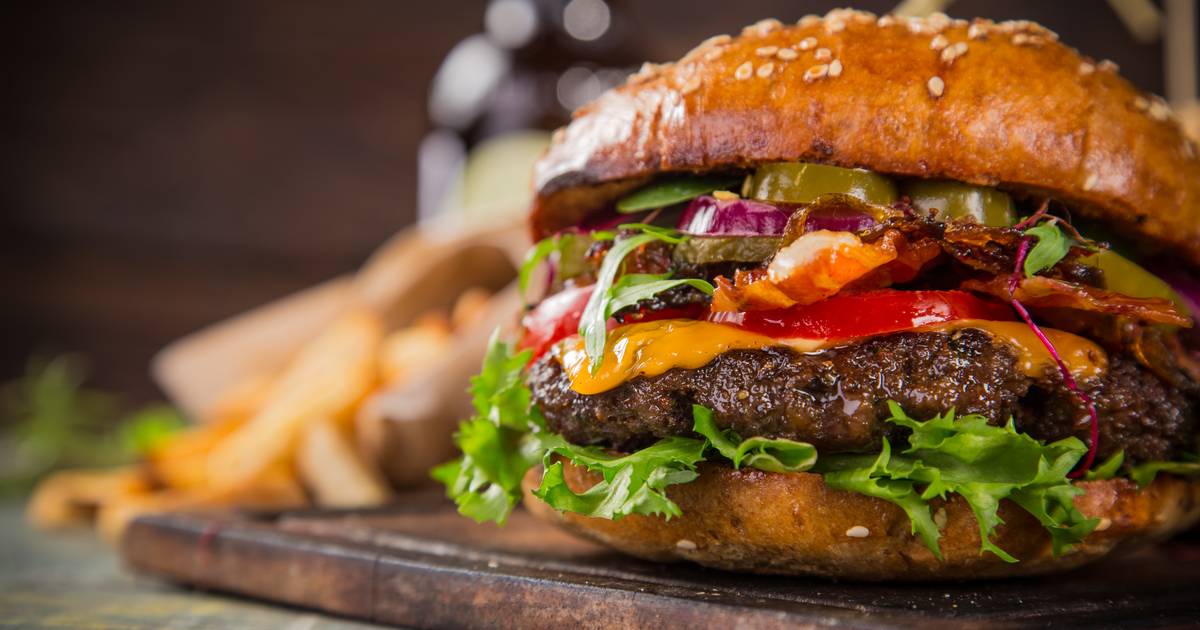 het internet Natuur rietje Beter dan in het fastfoodrestaurant: zo maak je de lekkerste, ambachtelijke  hamburgers | Eten | hln.be