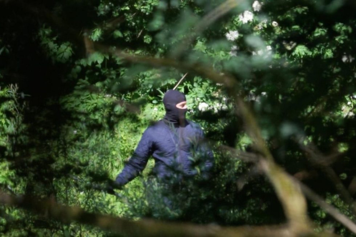 Een van de gemaskerde agenten aan de grens tussen Kroatië en Bosnië, beelden gemaakt door Lighthouse Reports. Kroatië erkent nu dat het om daadwerkelijke agenten gaat. Beeld Lighthouse Reports