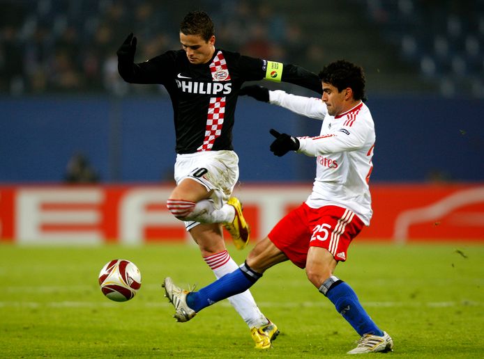 Ibrahim Afellay namens PSV in duel met Tomas Rincon van HSV, op 18 februari 2010.