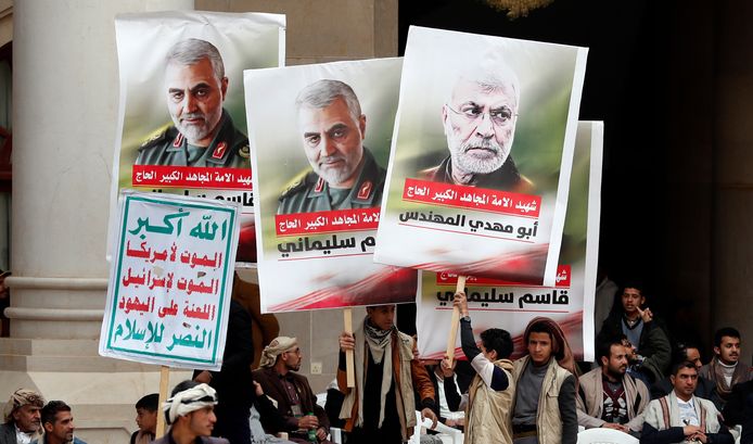 Tijdens een herdenkingsdienst voor generaal Qassem Soleimani en de Iraakse commandant Abu Mahdi al-Muhandis worden borden omhoog gehouden met daarop leuzes als 'Allah is de grootste, dood aan Amerika, Dood aan Israël'.