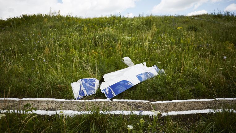 Een brokstuk van vlucht MH17 vlakbij de plek waar het toestel neerstortte. Beeld anp
