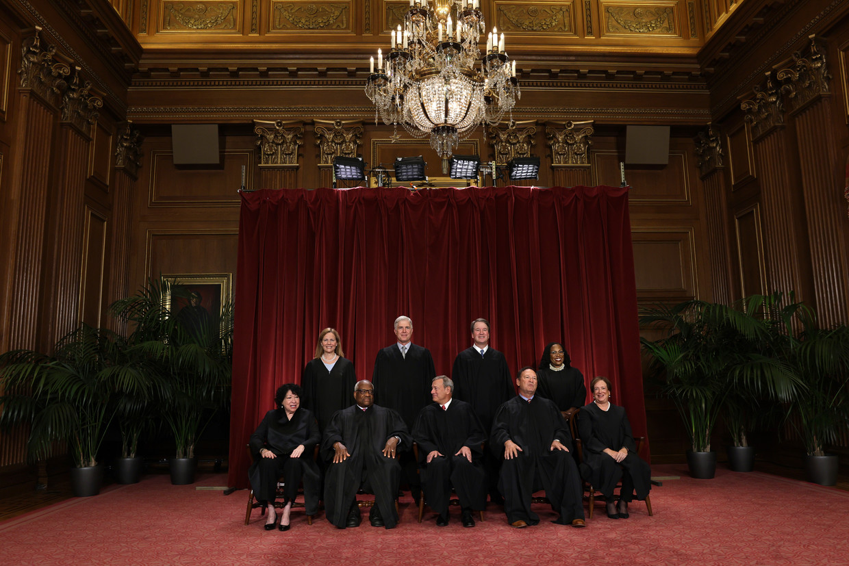 Het Amerikaanse Hooggerechtshof vorige week na de toetreding van de (progressieve) opperrechter Ketanji Brown Jackson, staand rechts.  Beeld Alex Wong / Getty