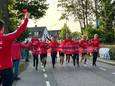 De Brandwijk Bommelerwaard Runners bezig met de laatste loodjes: de doortocht in Deil.