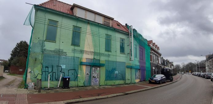 Het pand aan de Halsterseweg 265 verpaupert. Het staat al 13 jaar leeg. Stadlander heeft het pand gestript en wil het slopen.