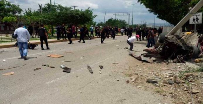 In het zuiden van Mexico is een vrachtwagen waarvan de remmen het waarschijnlijk hadden begeven, ingereden op een menigte die aan het betogen was. Daarbij zijn zeker zeven mensen om het leven gekomen en negen anderen gewond geraakt.