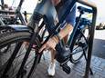 Een elektrische fiets wordt op slot gezet in winkelcentrum Straakven aan de Geysendorfferstraat, op weg naar de boodschappen.