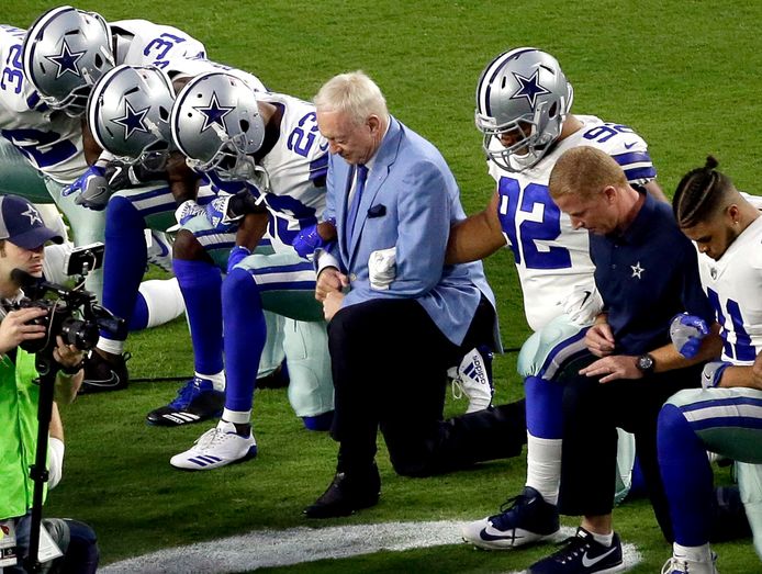 Spelers van Dallas Cowboys knielen op het moment dat het Amerikaanse volkslied wordt gespeeld.
