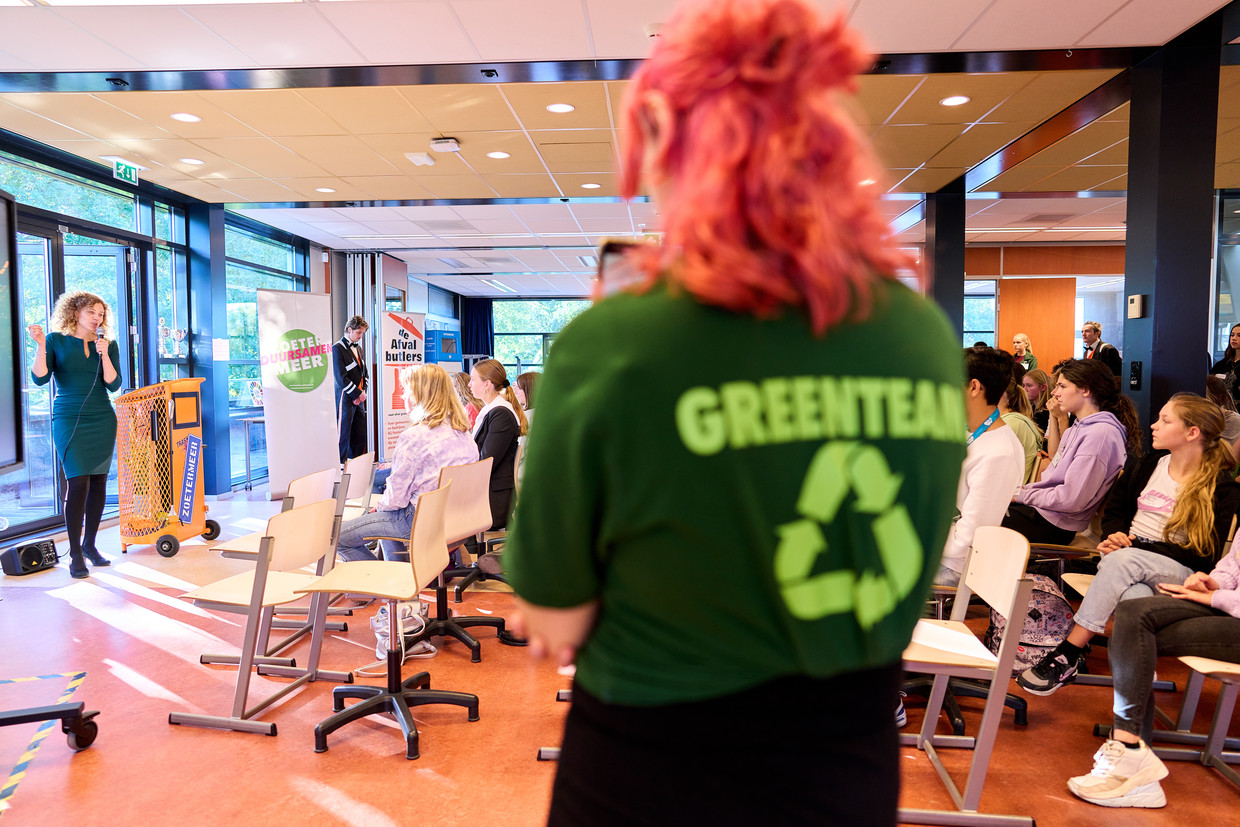 Kamerlid Christine Teunissen (Partij voor de Dieren) aan het woord op het Alfrink College in Zoetermeer, waar een klimaatconferentie wordt gehouden. Beeld Phil Nijhuis