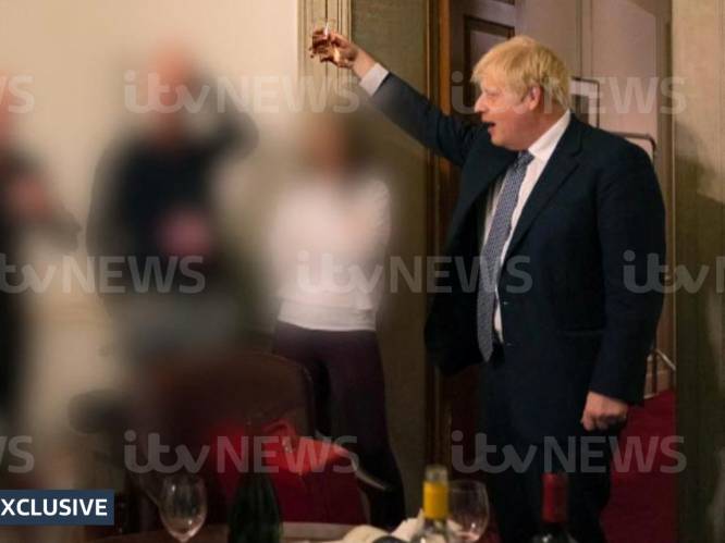 Britse tv toont foto's van feestende premier Johnson tijdens lockdown