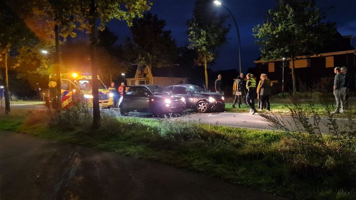 Een vrouw is maandagavond met onbekend letsel naar het ziekhuis gebracht na een ongeluk op de Hengelosestraat in Enschede.