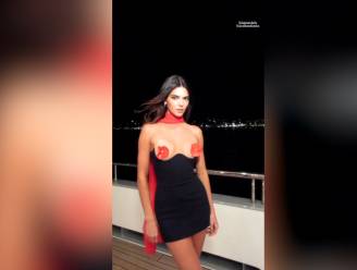 KIJK. Kendall Jenner laat weinig aan de verbeelding over in opvallende mini-jurk van 1.400 euro