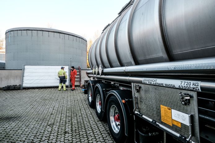 Een tankwagen wordt maandagmorgen gevuld met blusschuim op het bedrijfsterrein aan de Voltastraat in Doetinchem.