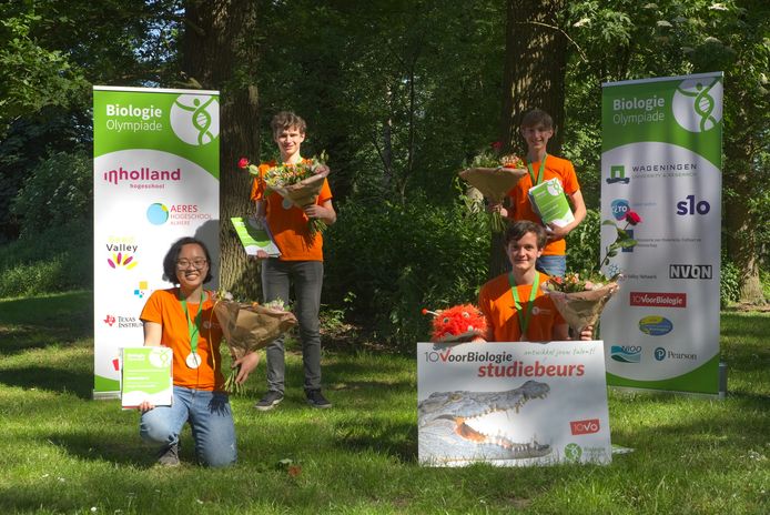 Het Nederlandse team voor de Internationale Biologie Olympiade; bovenste rij: Faas Brouwer van het Maaslandcollege in Oss (links) en Lars Hamelijnck. Onderste rij: Samantha Li en Jarik Stoutjesdijk, de winnaar van de landelijke wedstrijd.