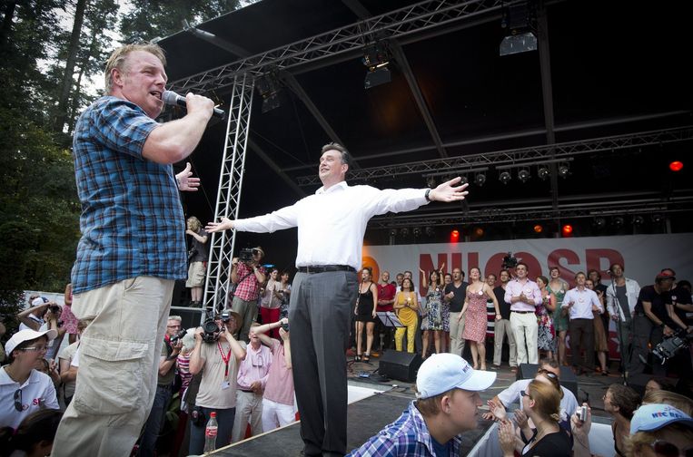 Tijdens de officiële start van een campagne in 2012 zingt leider Emile Roemer samen met zanger Bob Fosko (L) het SP-campagnelied Beeld anp