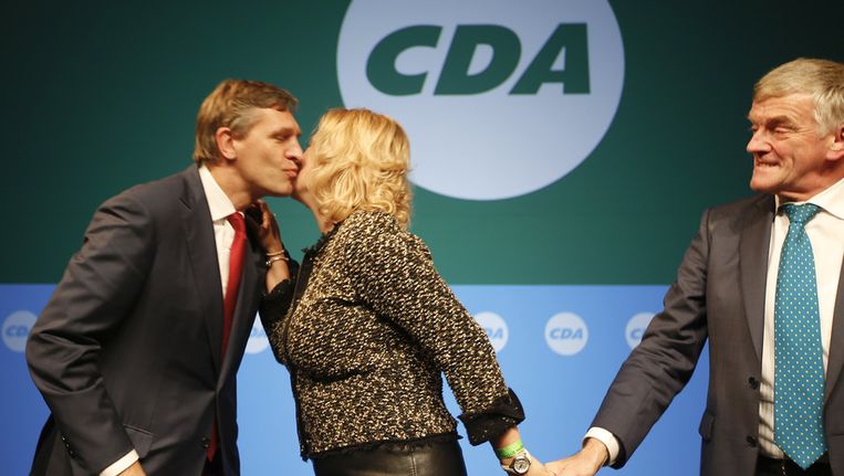 Fractievoorzitter Sybrand van Haersma Buma feliciteert Esther de Lange, de nieuwe lijsttrekker voor CDA in Europa, tijdens het CDA najaarscongres in november. Beeld ANP