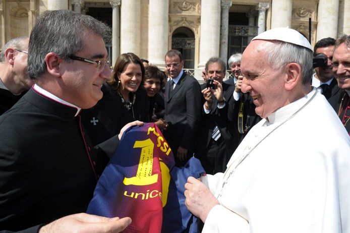 In 2013 kreeg de paus ook al een shirt van Messi. Nu zijn de rollen omgedraaid.