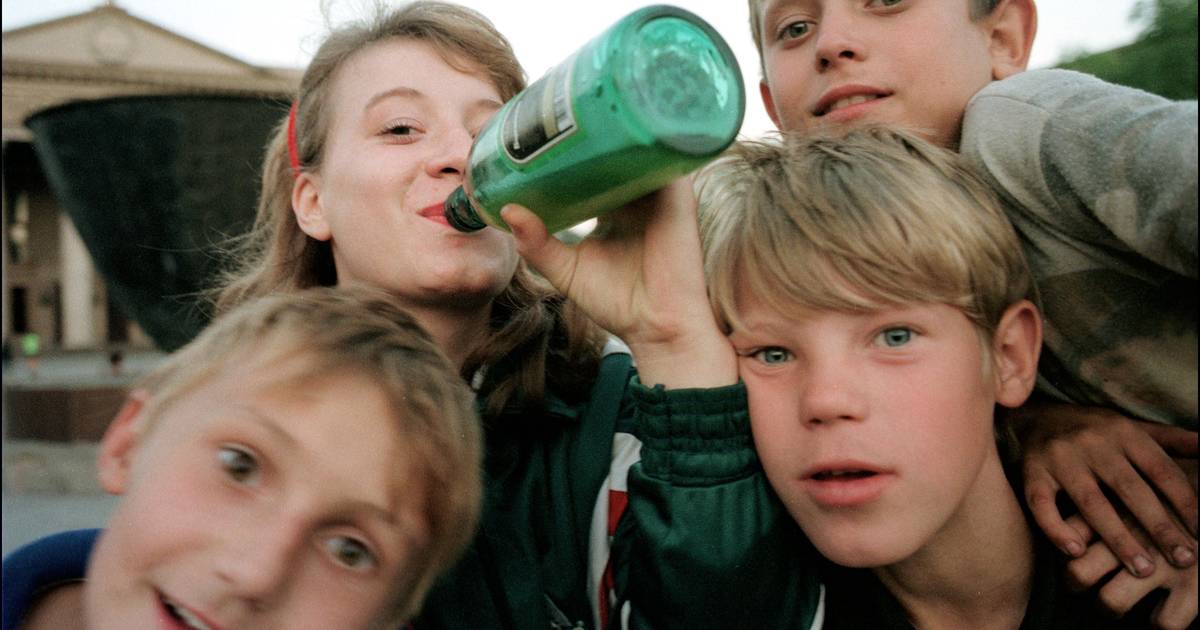 У молодого пьющего. Детский алкоголизм. Школьники алкоголики. Пьющие дети.