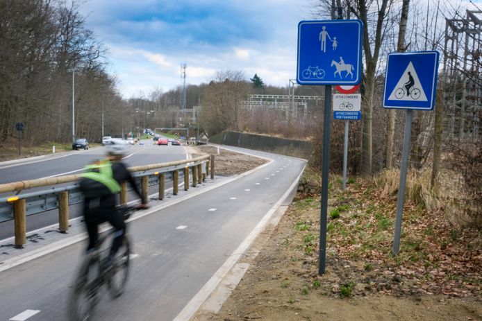 Het tweerichtingsfietspad langs de Terhulpensesteenweg werd fors verbreed.