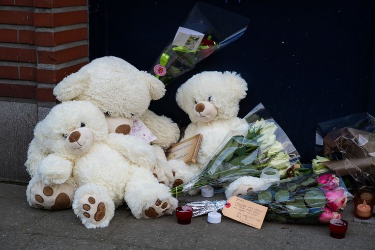 Bloemen, kaarsen en knuffels ter herdenking van V. Beeld Tessa Kraan
