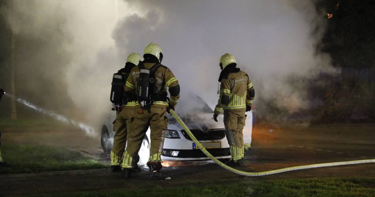 Opnieuw brandt auto uit in Roosendaalse wijk Langdonk: politie controleert wijk op toegangsweg.