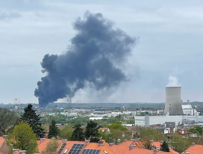 In Sint-Pieters-Leeuw woedt een uitslaande industriebrand. De enorme rookpluim is van ver te zien.