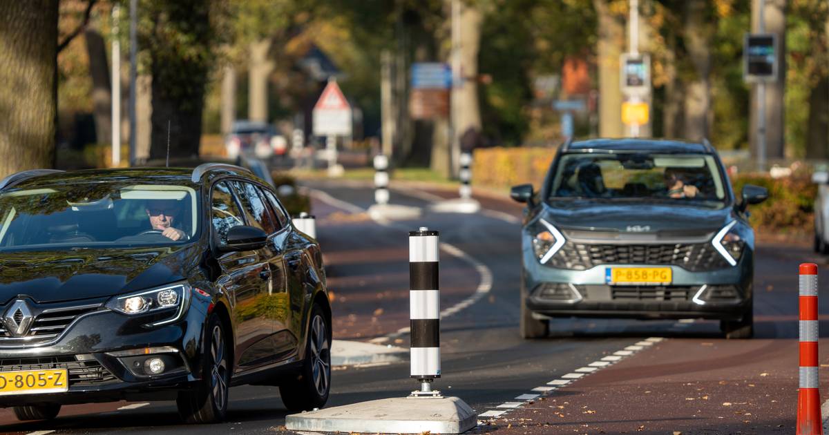 Je stuurt je een ongeluk op de weg van Diepenheim naar Neede: ‘Levensgevaarlijk, zowel voor automobilisten als fietsers’.