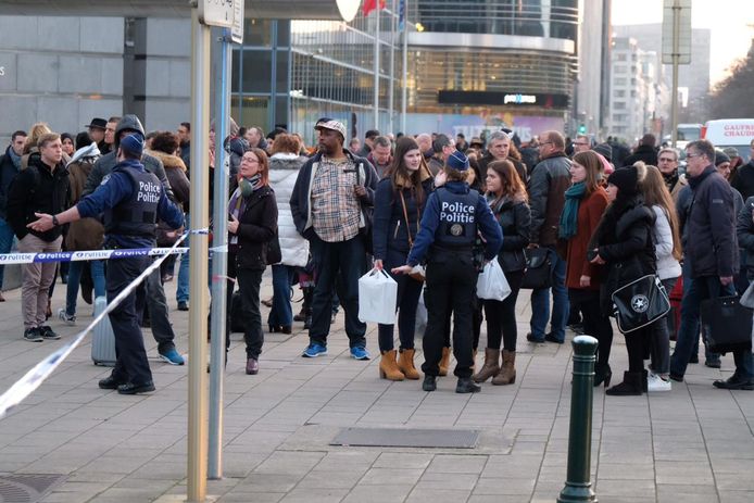 De politie hield iedereen op een veilige afstand. Niemand mocht het station in.