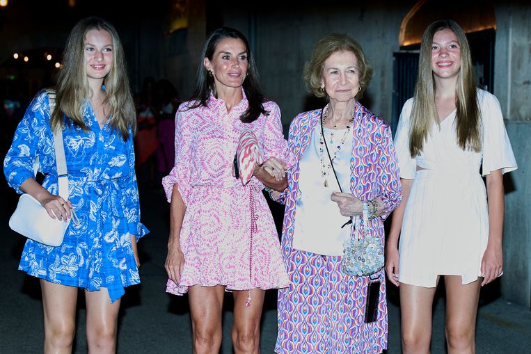 Spaanse koningin Letizia en prinses Leonor gespot in betaalbare jurken van Zara Beeld GC Images