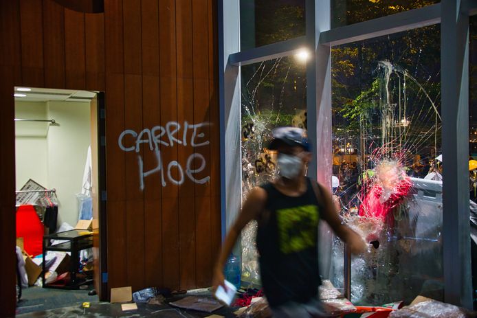 De demonstranten schreven met graffiti op de muren. ‘CARRIE HOE' stond onder andere gescandeerd.