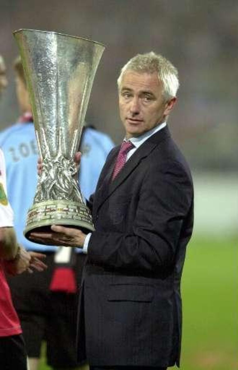 Het hoogtepunt uit de carrière van Bert van Marwijk: de triomf met Feyenoord in de Uefa Cup in 2002. Beeld UNKNOWN