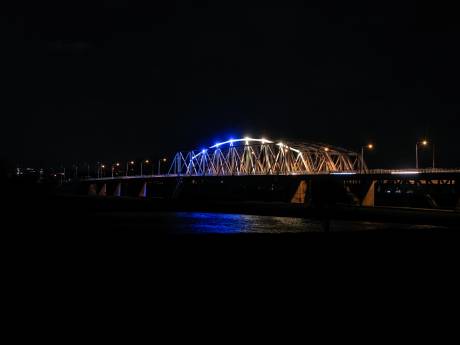 IJsselbrug tussen Westervoort en Arnhem blauw vanwege eeuwfeest Canadese luchtmacht