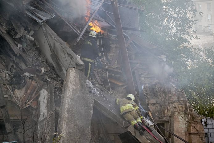 Oekraïense reddingswerkers deze week aan het werk na een droneaanval op een woongebouw in het centrum van Kiev. Daarbij vielen meerdere doden.