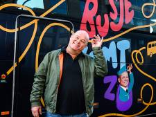 De Leeuw komt met Busje Komt Zo-special in plaats van Knoop Gala