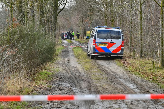 Politie doet onderzoek na vondst lichaam in het Dalems Stroompje in Hapert.