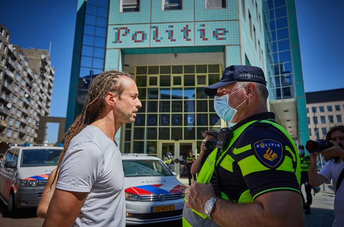 Willem Engel van Viruswaarheid, voorheen Viruswaanzin, bij het politiebureau aan het Doelwater in Rotterdam.