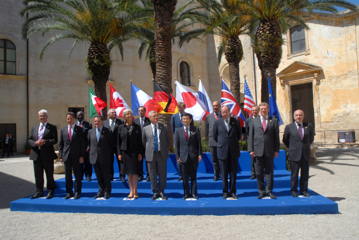 Christine Lagarde tussen haar mannelijke collega's, de ministers van FinanciÃ«n van de G8. (EPA) Beeld EPA