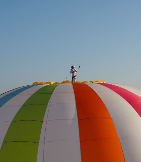 Rémi (28) vestigt record door op 4016 meter hoogte bovenop heteluchtballon te staan