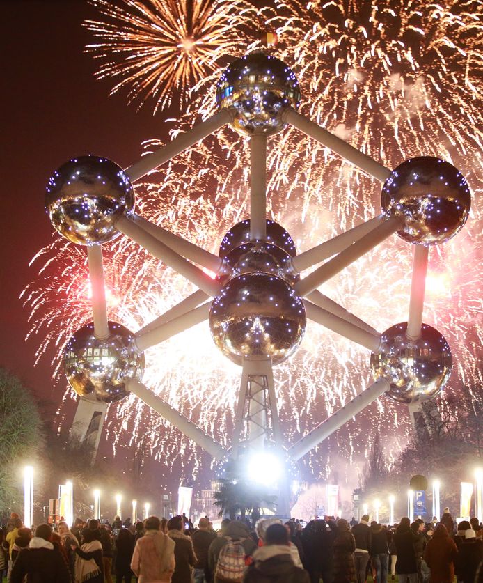 Vuurwerk aan het Atomium luidt het nieuwe jaar 2018 in.