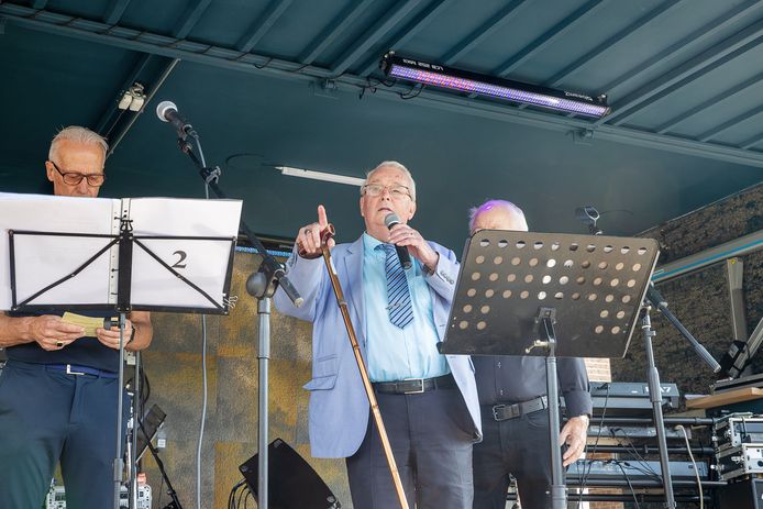 Dré Rennenberg spreekt vanaf een oplegger kiezers toe in Eindhoven