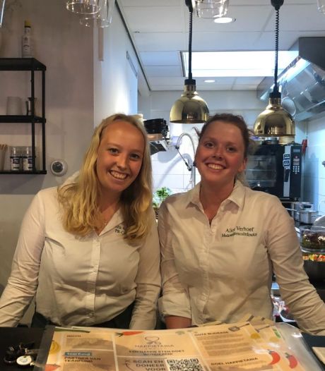 Jenita runt samen met studenten een pop-uprestaurant in Zwolle: ‘We doen het voor de medemens’