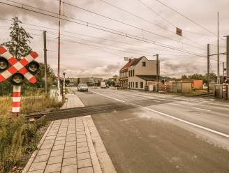 
Infrabel wil spooroverweg Kemmelseweg schrappen: onder meer daarom krijgt asielcentrum omgevingsvergunning voor 2 jaar en niet voor 3 jaar
