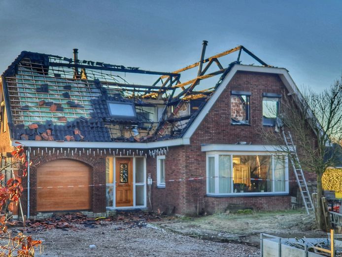 Het huis aan de Hogeweg in Amersfoort is na de brand afgezet met een lint.