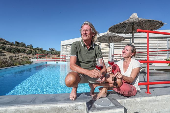 Eddy en Caroline van The Boomerang House, een B&B in het zuiden van Kreta: "Qua boekingen loopt het redelijk, behalve vanuit België. Veel mensen kijken de kat nog wat uit de boom, denken we."