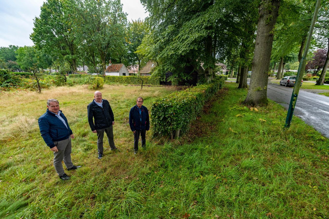 Bewoners van de Merodelaan verzetten zich tegen de bouw van een villa op een braakliggend weitje. Van links naar rechts: Roel Maas, Anton Elkhuizen en Jan Hamers. Op de achtergrond de woonboerderij die de familie Maas kocht van oud-burgemeester  Kortmann.