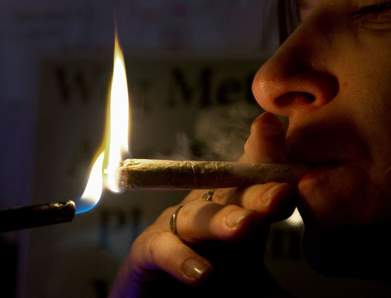 Een vrouw rookt een joint. Beeld REUTERS