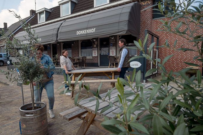 WOUW Pix4Profs / Marina Popova. 
Eindelijk mogen de terrassen weer open. Kastelein Maurice Broeren (r) van Donkenhof in Wouw is druk bezig met de opbouw van zijn (uitgebreide) terras.