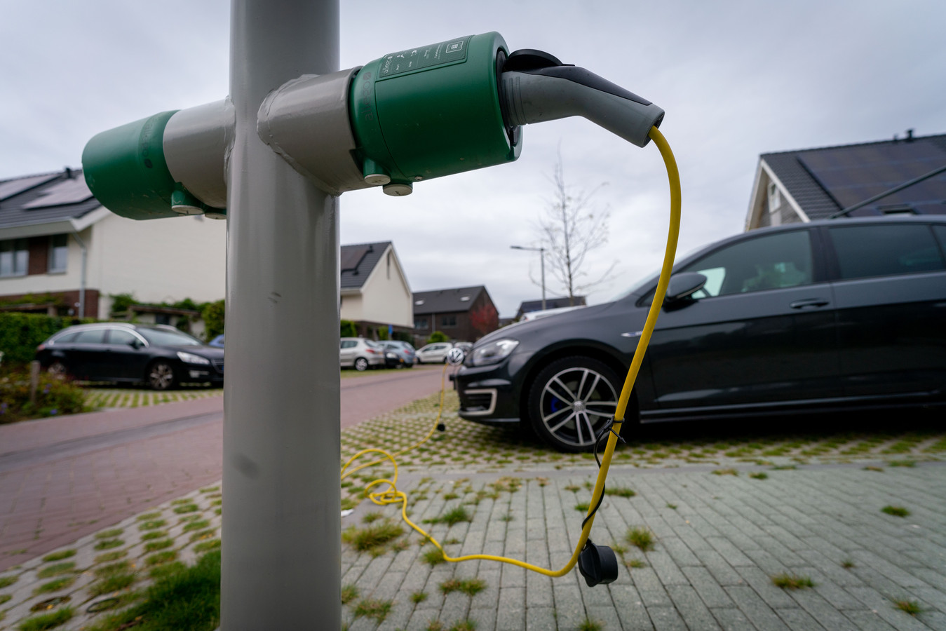 Je auto opladen aan een In en Houten willen ze het mogelijk maken | Foto | AD.nl